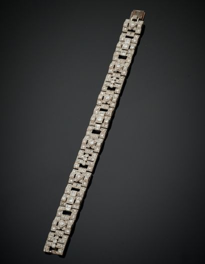 null BRACELET articulé en platine (950‰) et or gris (750‰) ajouré, serti de diamants...