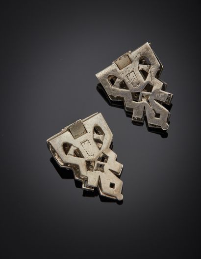 null Pair of silver (800‰) openwork CLIPS set with white stones.
Circa 1930. ART...