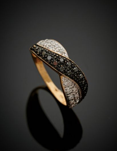 null BAGUE «croisée» en or jaune, gris et or noirci (750‰) pavé de diamants blancs...