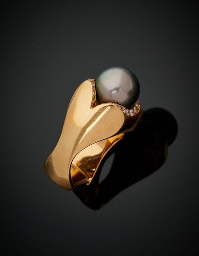 null Yellow gold (750‰) geometric signet ring topped with a gray Tahitian cultured...
