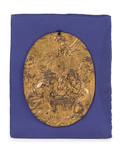 Plaque ovale en bronze doré à décor en fort-relief...