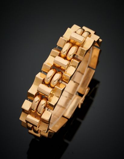 null BRACELET "tank" geometric in yellow gold (750‰) with alternating curved and...