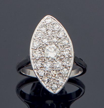 null BAGUE «marquise» en platine (950‰) serti d'un pavage de diamants, dont un au...