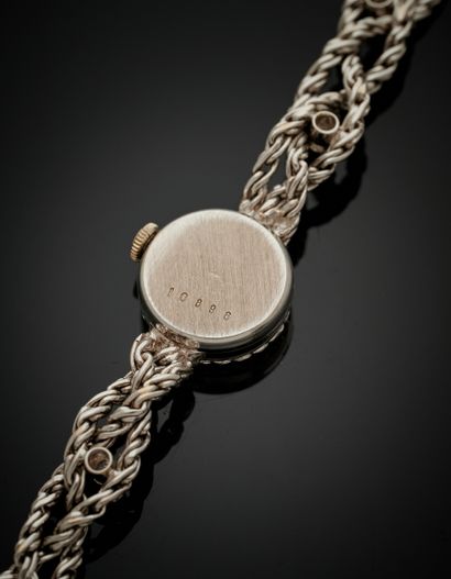 CHAUMET BRACELET MONTRE de dame ronde en or gris (750‰) torsadé. Bracelet souple...