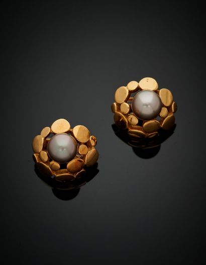 null Pair of yellow gold (750‰) openwork EAR CLIPS with lozenge motifs, each adorned...