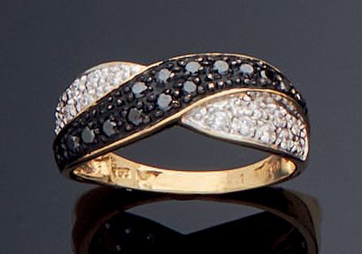 null Yellow, white and blackened gold (750‰) "cross" ring paved with white and black...