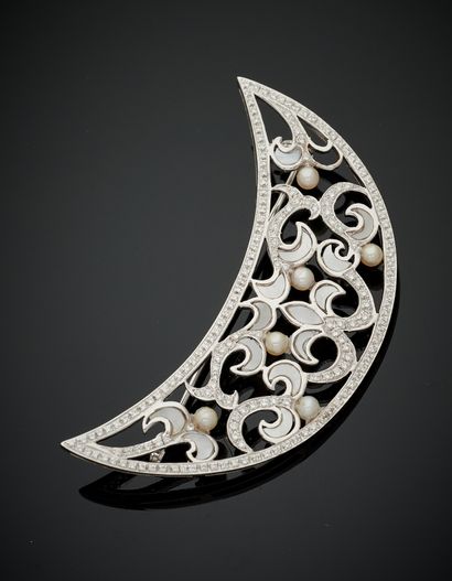 null Importante BROCHE «lune» en or gris (750‰) ajouré, à motifs de volutes, serti...