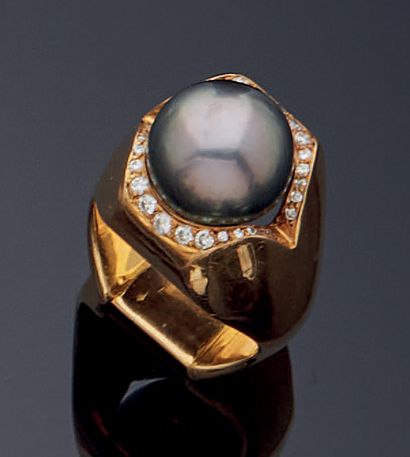 null Yellow gold (750‰) geometric signet ring topped with a gray Tahitian cultured...