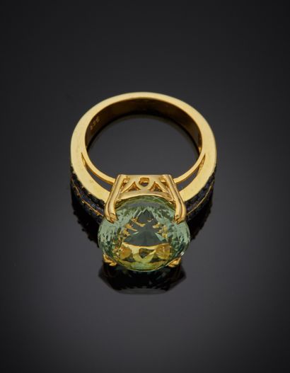 null Blackened silver and vermeil ring (min. 800‰) set with an oval-shaped prasiolite,...
