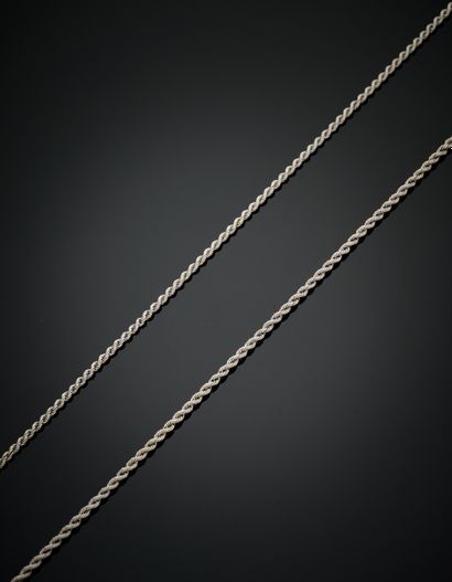 Two white gold (750‰) twisted CHAINS.
Length...