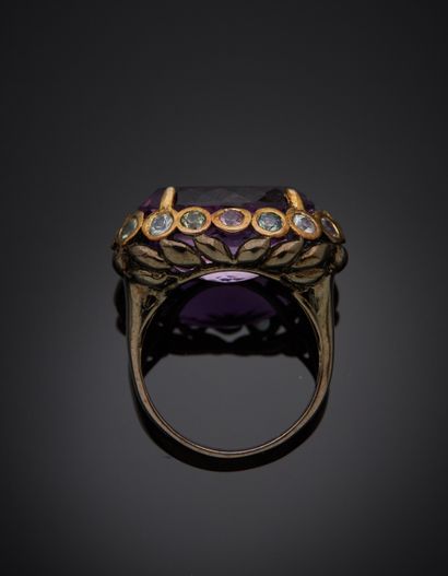 null Blackened silver and vermeil (925‰) openwork ring set with an oval amethyst...