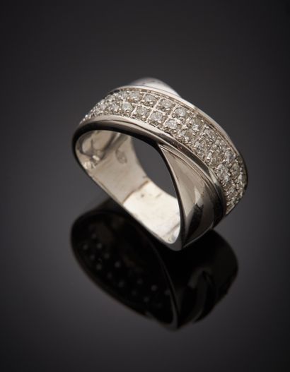 null White gold (750‰) "cross" ring set with two alignments of brilliant-cut diamonds.
Finger:...