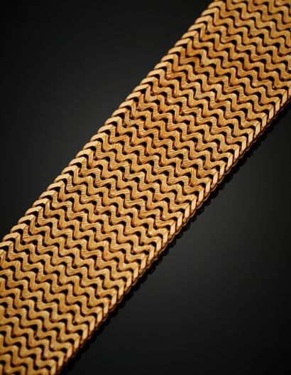 null Large "waves" cuff BRACELET in yellow gold (750‰) guilloché.
Length : 19,5 cm...