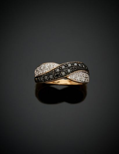 null BAGUE «croisée» en or jaune, gris et or noirci (750‰) pavé de diamants blancs...