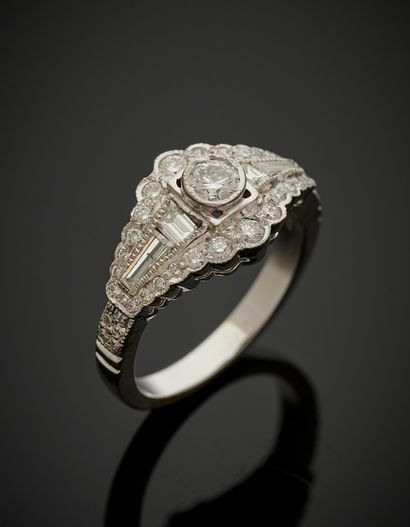 null RING in white gold (750‰) set with falling brilliant-cut diamonds, one of which,...