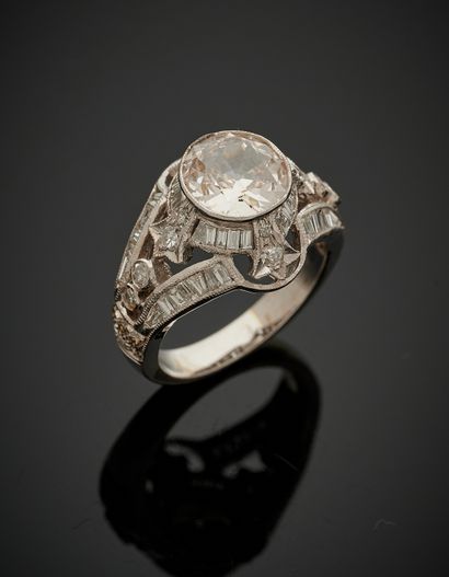 null BAGUE «dôme» en or gris (750‰) ajouré, serti d'un diamant taille ancienne pesant...