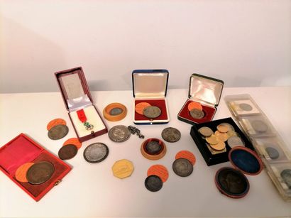 Un lot de monnaies et médailles polonaises....