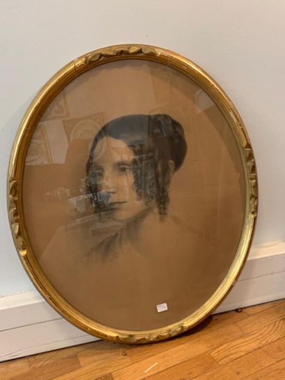 null ECOLE DU XIXe SIECLE

Portrait de femme 

Fusain.

Dans son cadre ovale en bois...
