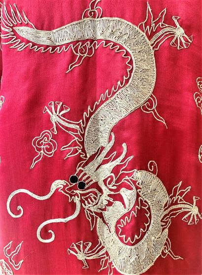null Veste, Chine, soie framboise brodée argent à décor de dragon (quelques petits...