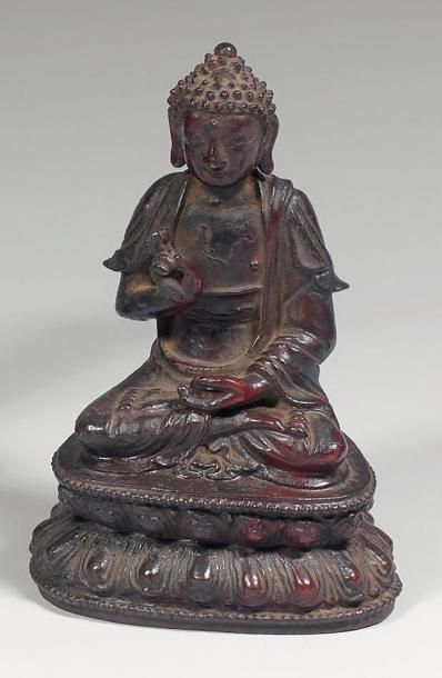 Petite statuette de bouddha assis sur le...