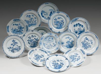 Compagnie des Indes Lot de dix-neuf assiettes plates à décor en camaïeu bleu de modèles...