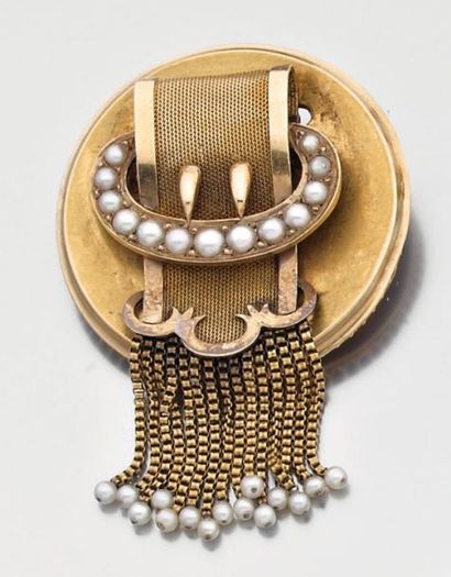 null Broche pendentif et médaillon ovale en or ciselés de rinceaux, perles et fleurs...