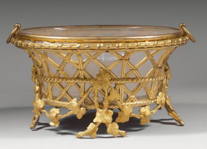 Alphonse GIROUX Grande coupe ovale en bronze ciselé et doré, elle est en forme de...