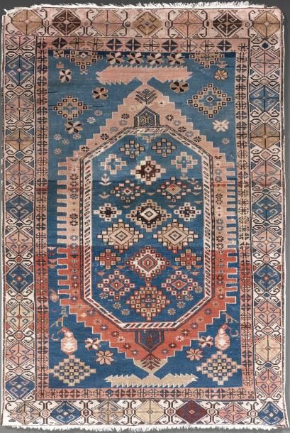 null Tapis Caucase Chirvan Champ à décor floral stylisé sur fond bleu. Fin du XIXe...