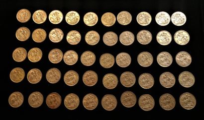 null ROYAUME UNI: lot de 50 pièces de un souverain or 

- quatre pièces de un souverain...