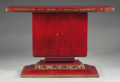 Pierre BOBOT (1902-1975) Console en laque rouge, 1936, rehaussée de feuilles d'or...