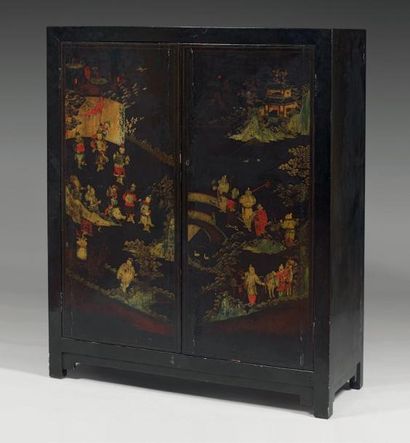 Pierre BOBOT (1902-1975) Petite armoire à caisson quadrangulaire en laque noire ouvrant...