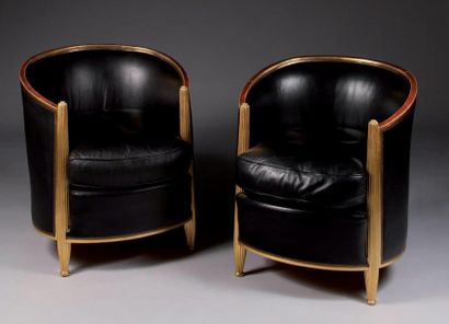 TRAVAIL FRANÇAIS 1920-1930 Paire de fauteuils corbeille en bois redoré à dossier...