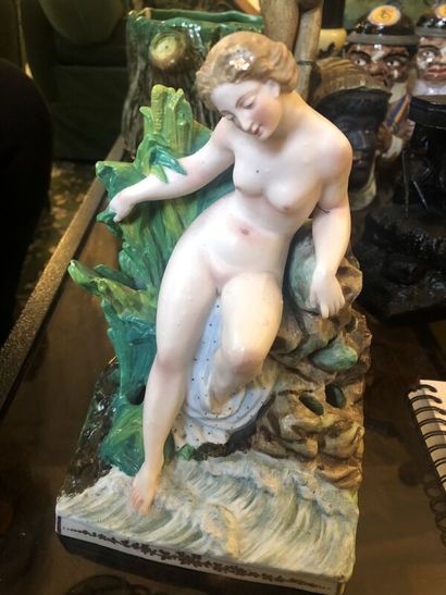 null Statuette en porcelaine émaillée polychrome représentant Vénus sur un rocher.
Hauteur...