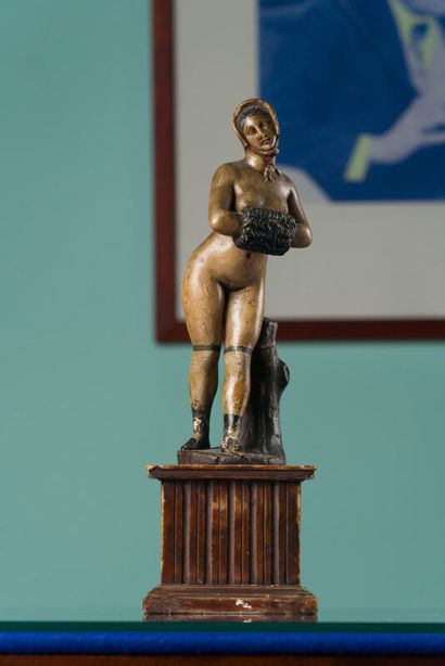 null Statuette patiné représentant une Femme nue au bonnet et manchon.
Sur une colonne....