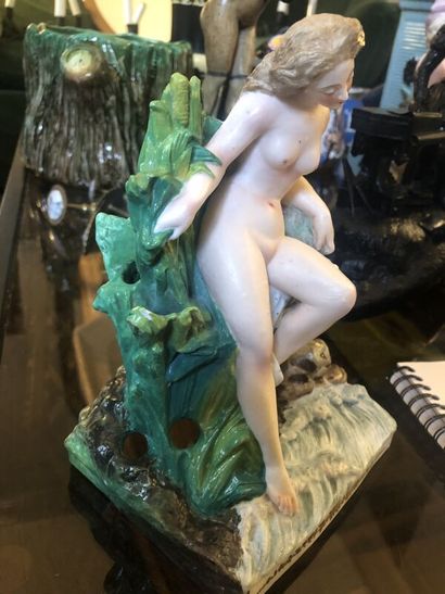 null Statuette en porcelaine émaillée polychrome représentant Vénus sur un rocher.
Hauteur...