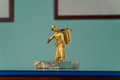 null Sujet en bronze doré représentant un femme portant un panier, socle en malachite.
H....