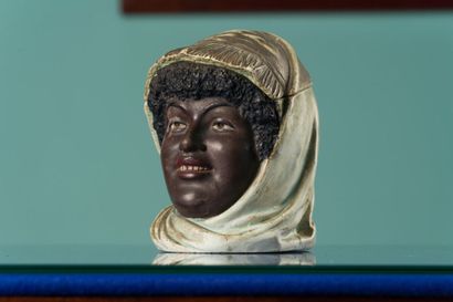 null Pot couvert en biscuit polychrome représentant une femme noire drapée 
Hauteur...