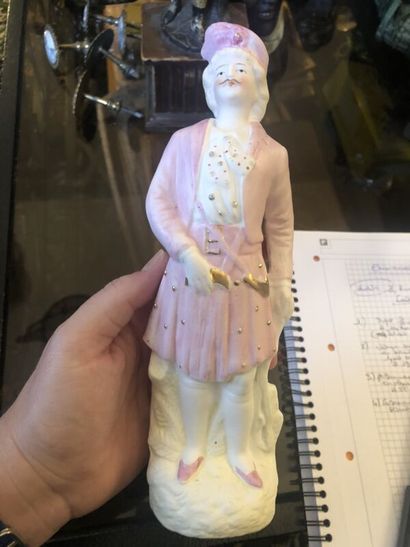 null Statuette en biscuit polychrome représentant un personnage en kilt rose et chapeau.
Hauteur...