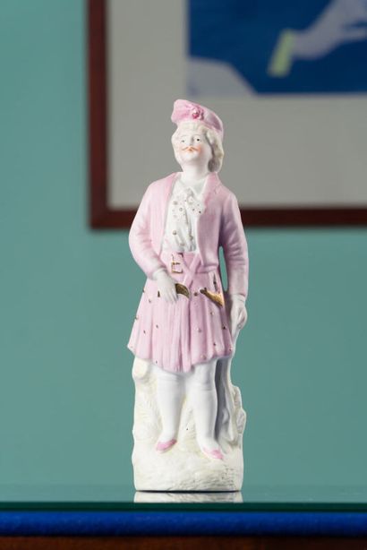 null Statuette en biscuit polychrome représentant un personnage en kilt rose et chapeau.
Hauteur...
