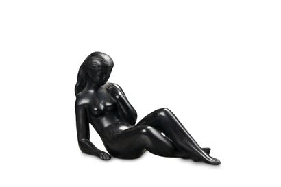 null David MESLY (1918-2004)
Femme allongée
Epreuve en bronze à patine noire signée...