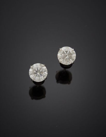 null Paire de CLOUS d'OREILLES en or gris (750‰) serti de deux diamants taille brillant...