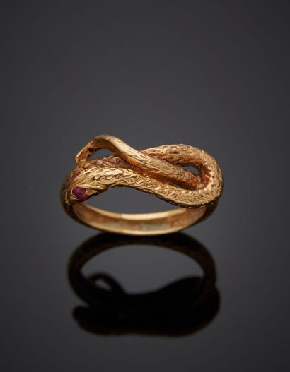 null BAGUE « serpent » en or rose (750‰) ciselé, les yeux sertis de pierres rouges....