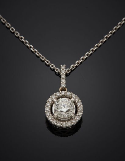 null PENDENTIF circulaire et sa chaînette, en or gris (750‰) serti de diamants taille...