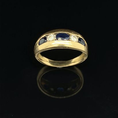 null BAGUE bombé en or jaune (750‰) serti de trois saphirs ovales et deux diamants...