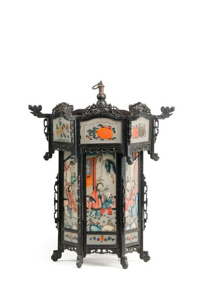 null CHINE - Vers 1900
Lanterne en bois et verre peint polychrome à décor de jeunes...