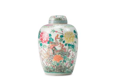 null CHINE - XXe siècle
Pot à gingembre en porcelaine à décor en émaux polychromes...