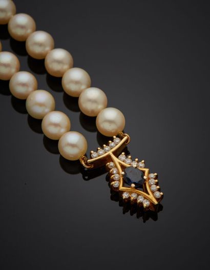 null COLLIER composé d'un rang de perles de culture blanches, retenant un motif losangique...