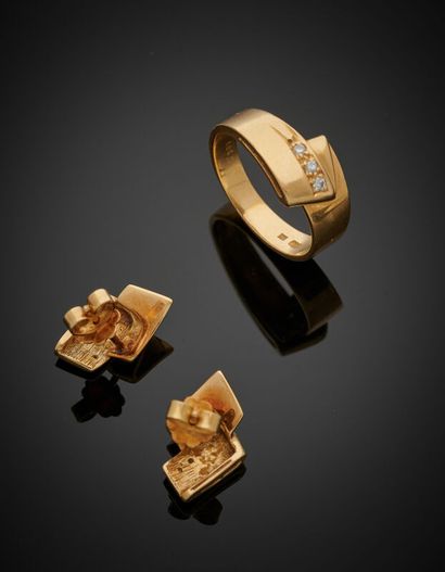 null DEMI-PARURE « ruban » en or jaune (750‰) serti de diamants taille brillant,...