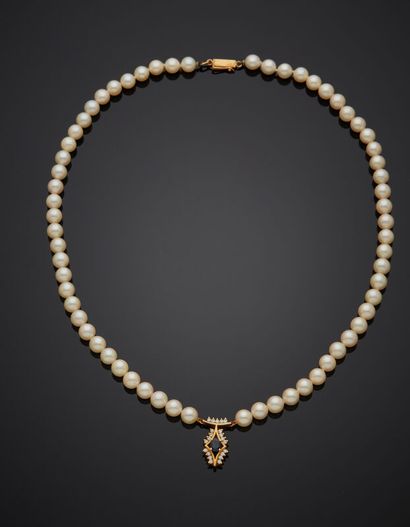 null COLLIER composé d'un rang de perles de culture blanches, retenant un motif losangique...