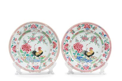 null Chine 
Paire d'assiettes aux émaux de la famille rose à décor d'un coq perché...